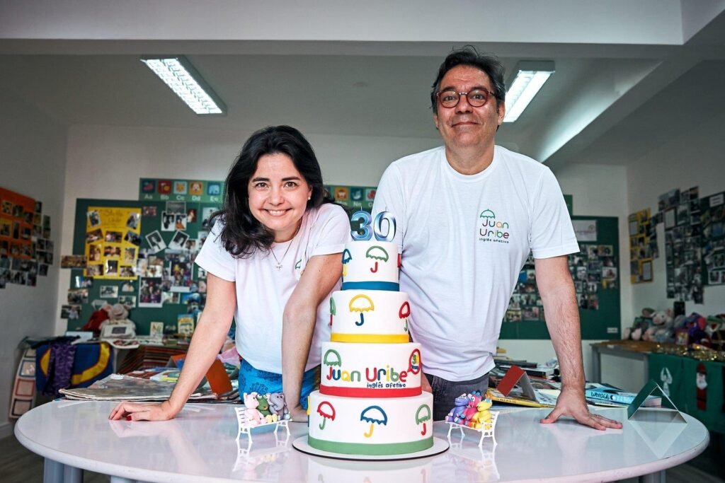 irmaos juan e soso uribe celebrando os trinta anos da escola dragonfly