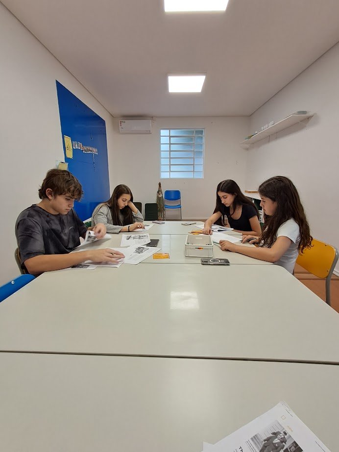alunos aprendendo ingles com diversao