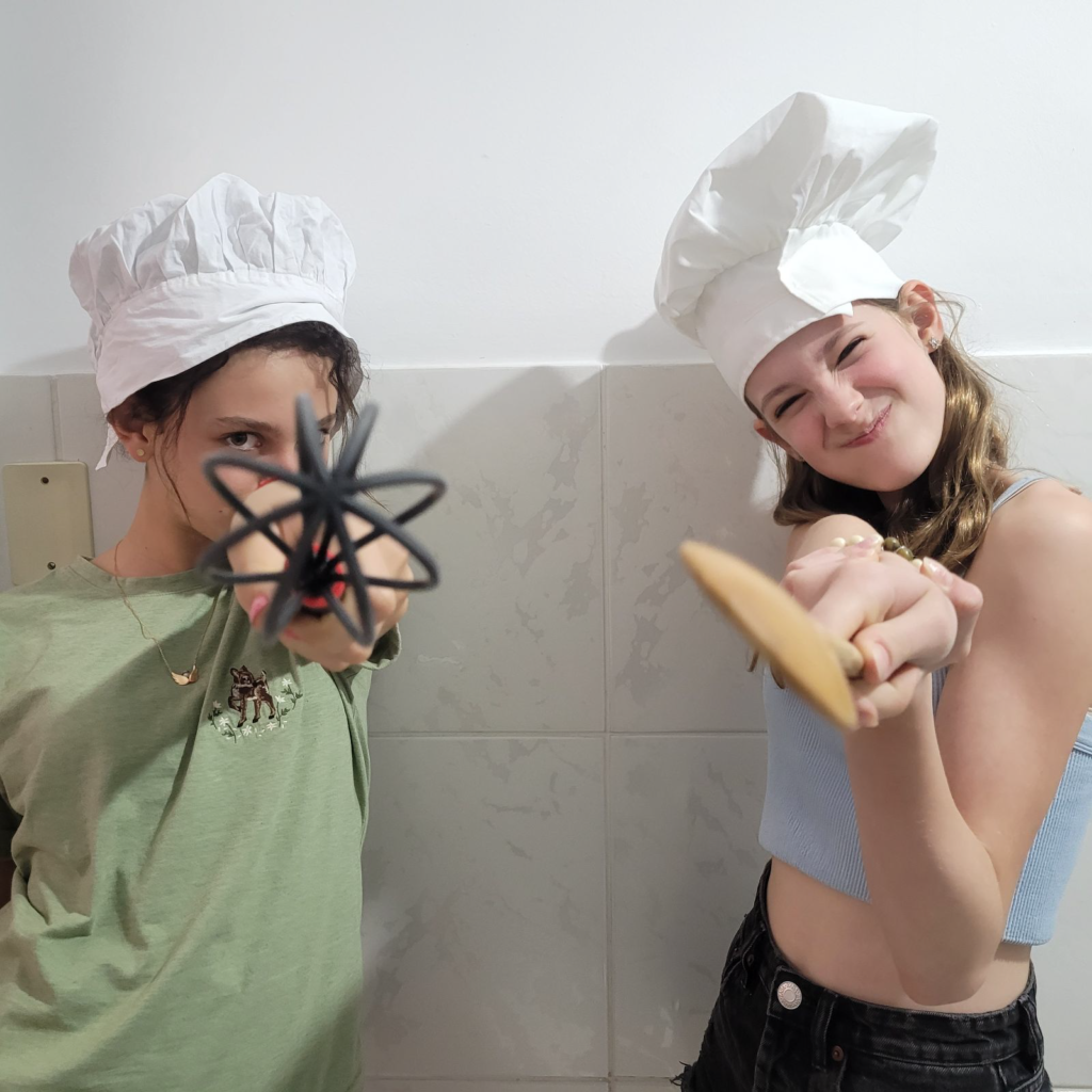 alunas aprendendo ingles cozinhando