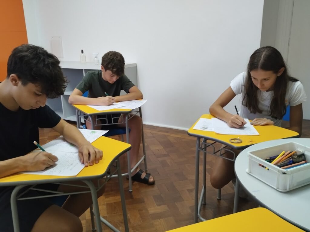 alunos estudando para exame cambridge