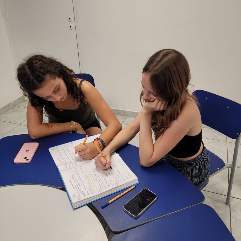 alunas escrevendo em ingles