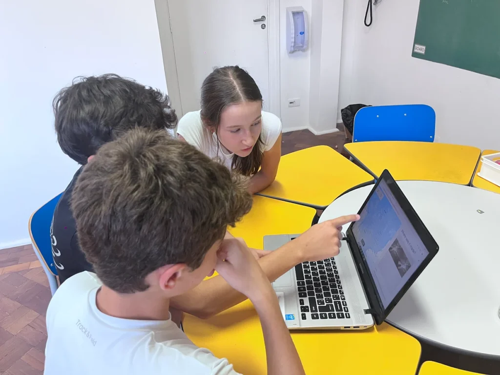adolescentes aprendendo ingles com laptop