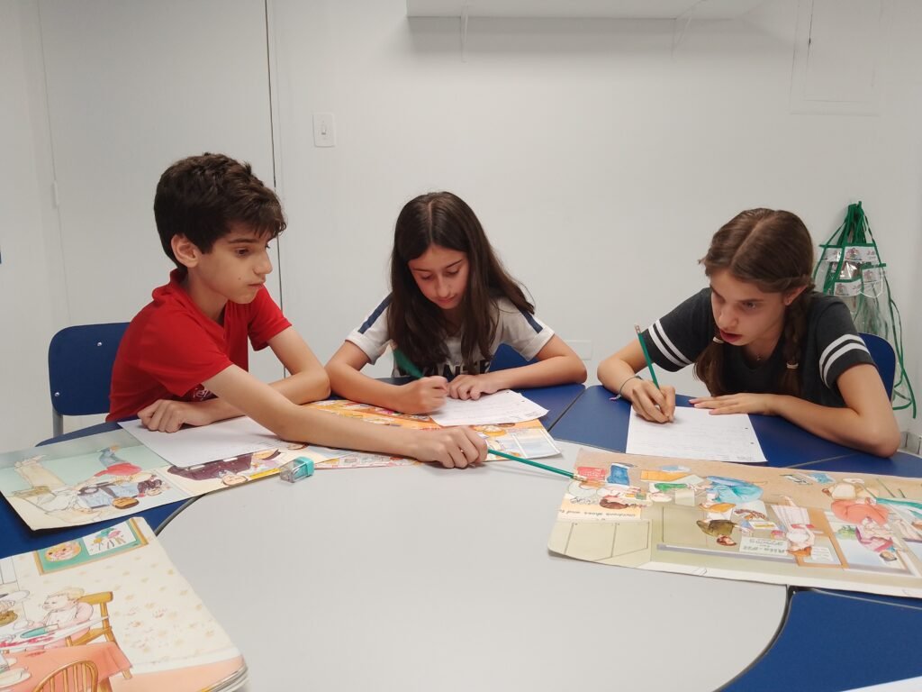 alunos preparando um projeto na aula de ingles