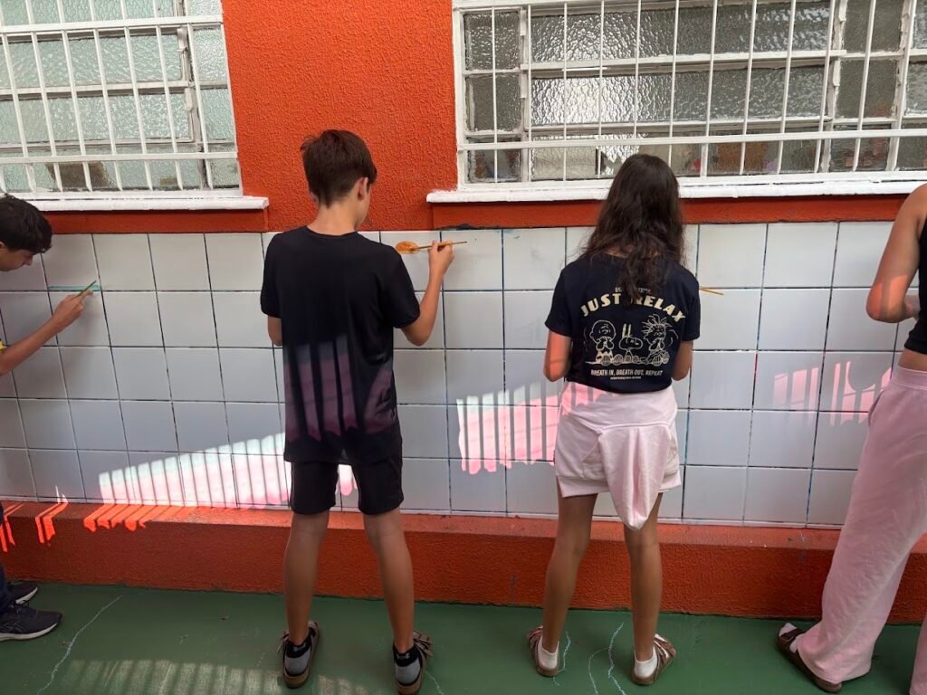 alunos pintando parede em ingles